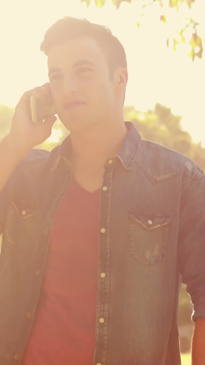 공원에서 스마트폰을 사용하는 잘생긴 남자