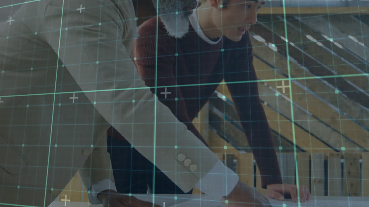 un grupo de ejecutivos están discutiendo un plan en la oficina