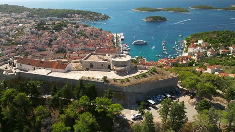 Vista-Aérea-Giratoria-Del-Castillo-Tvrđava-Fortica-Sobre-La-Isla-De-Hvar-En-Croacia