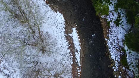 Imágenes-Aéreas-De-Un-Arroyo-De-Montaña-En-Invierno-Con-Nevadas-Frescas