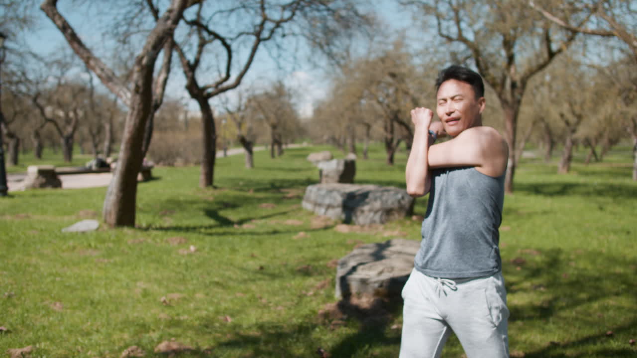 숲에서 어있는 사람들