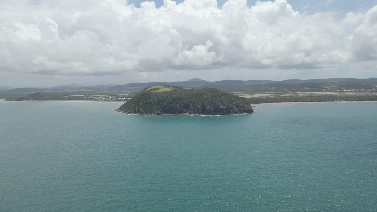 염소자리 해안 국립공원의 파노라마와 여름 전경의 잔잔한 푸른 바다