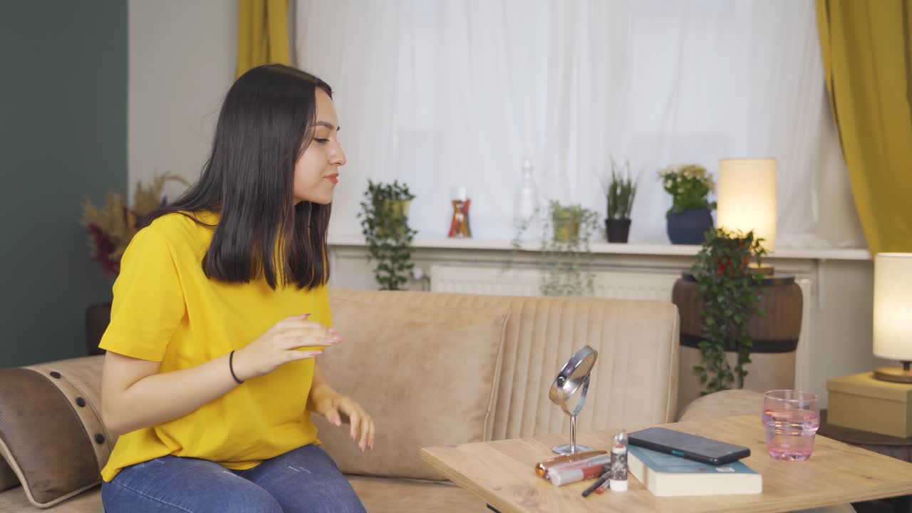 메이크업으로 행복한 젊은 여성의 얼굴.