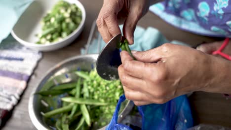 Overhead-View-Of-Weathered-Hands-Of-Women-Slicing