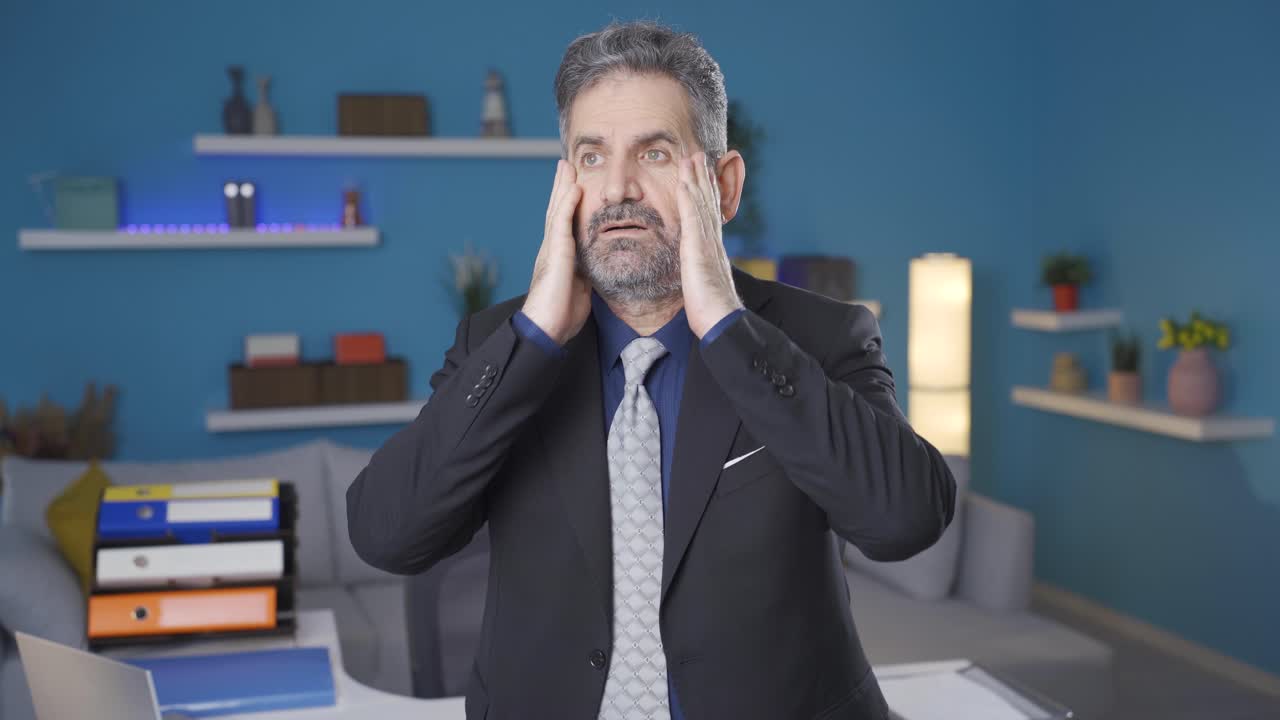 혼란스러운 성숙한 사업가, 혼란스러운 남자가 우울하고 스트레스를 받습니다.