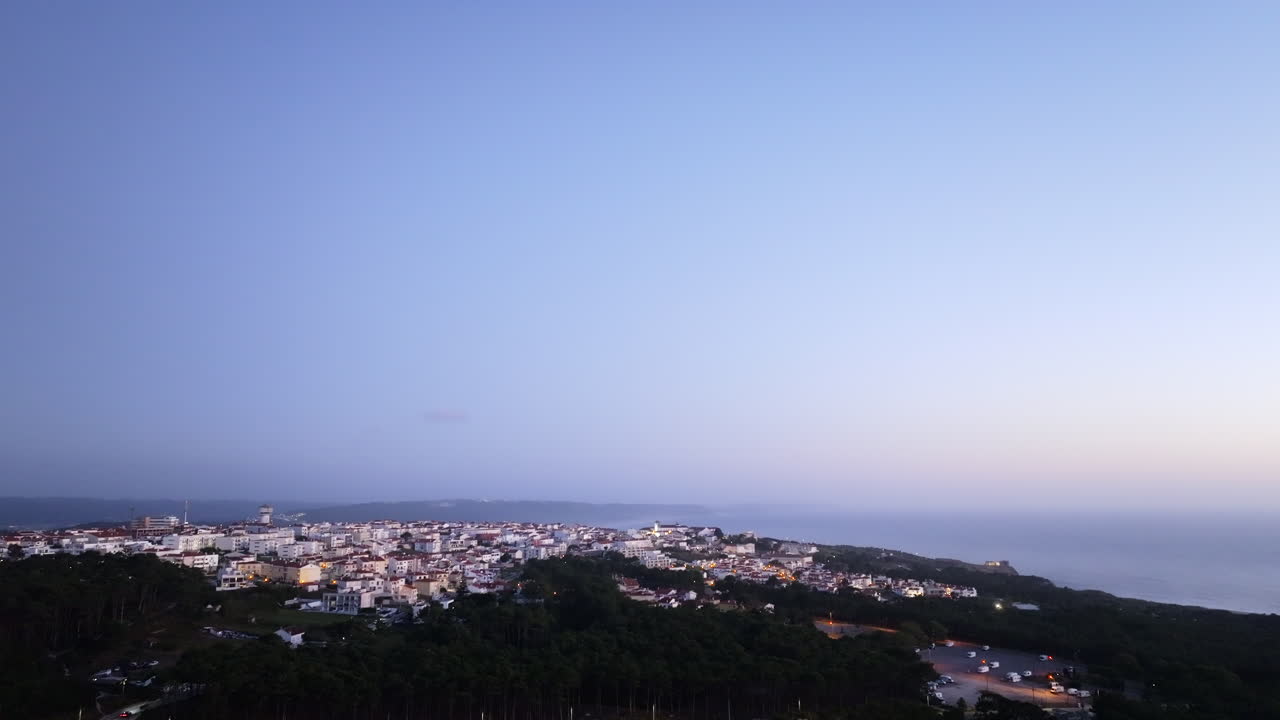 새벽이나 저녁에 해안 마을