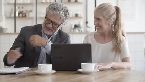 empresario serio discutiendo proyecto y firmando contrato