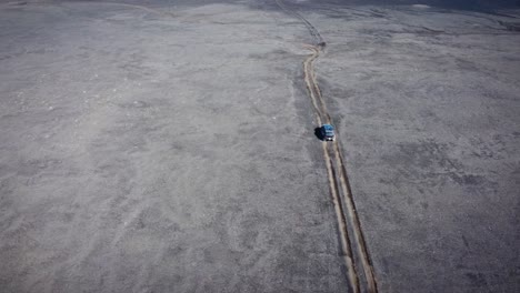 toma de seguimiento de la conducción del vehículo en un amplio desierto volcánico vacío, islandia