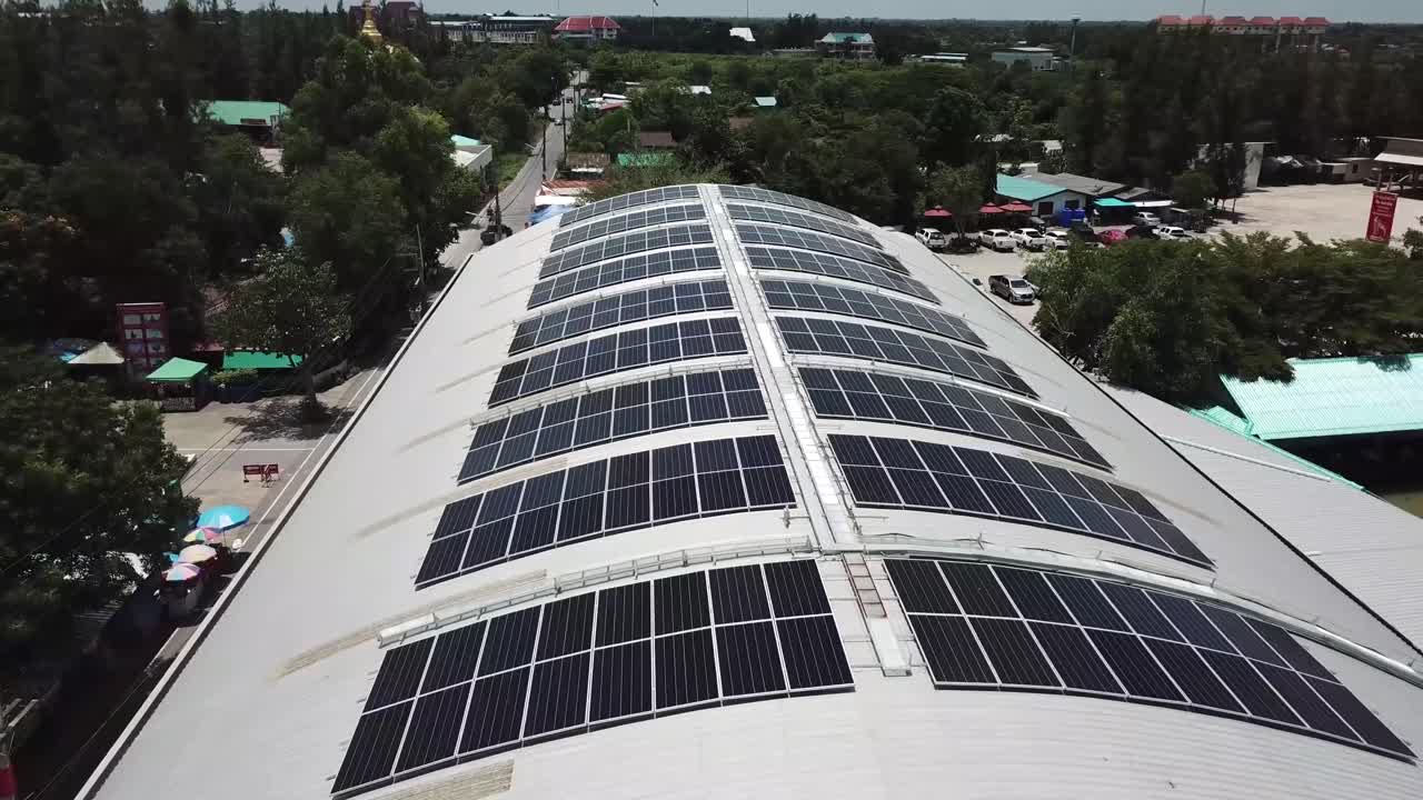vista aérea de paneles solares en el techo de un edificio moderno