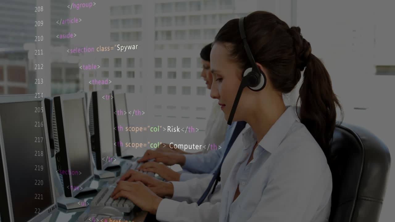 Callcenter-Mitarbeiter nehmen Anrufe entgegen, tippen und sprechen, während ein Code-Overlay Cybersicherheits-Tags aktualisiert