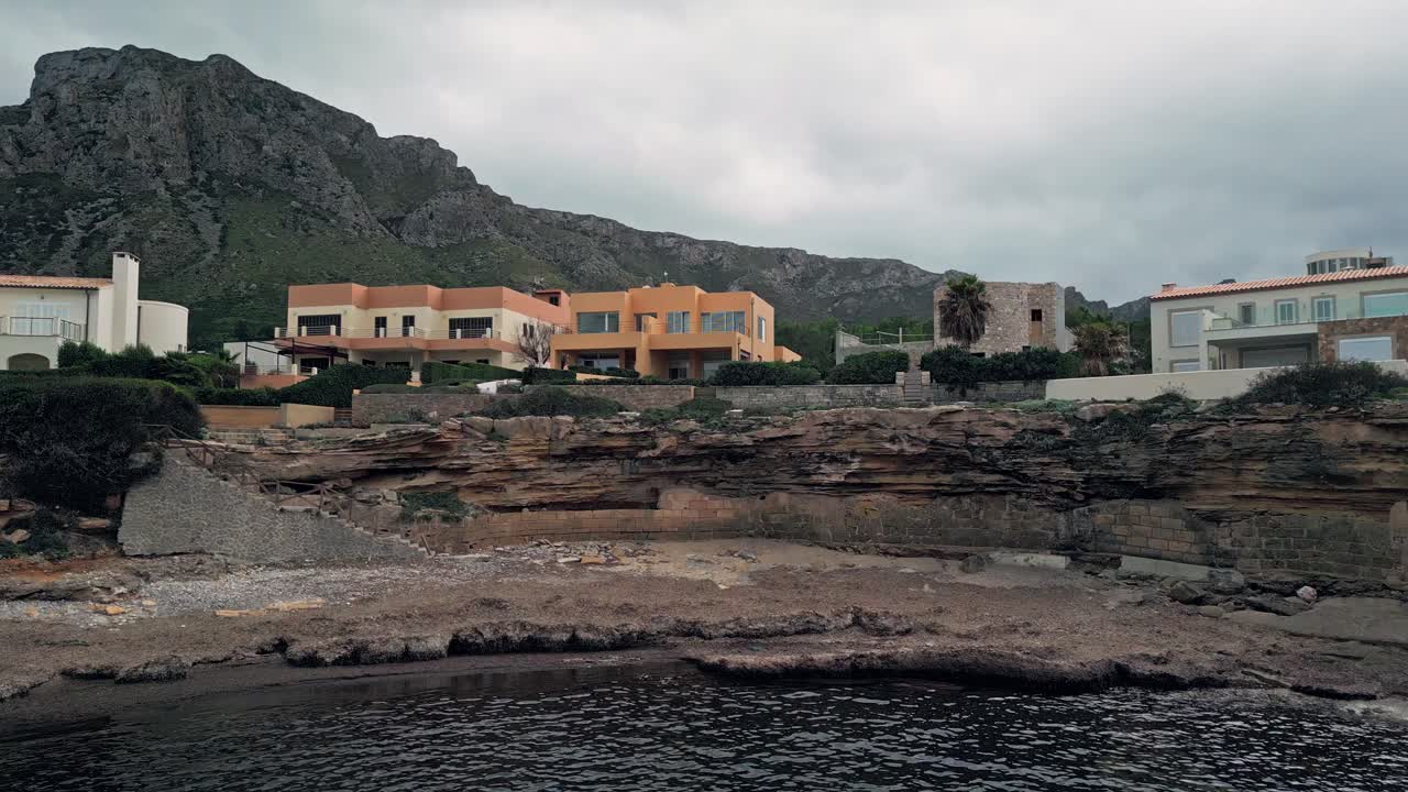 마요르카의 베틀렘 (betlem) 에 대한 공중 비행은 웅장한 산으로 둘러싸인 경이로운 해변 부동산을 드러내며 이 지역의 자연의 아름다움을 보여줍니다.