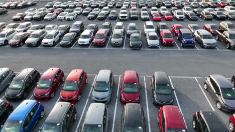 Tiro-De-Camión-Bajo-De-Autos-Sentados-En-Un-Estacionamiento-Completo-En-Una-Subasta-De-Autos