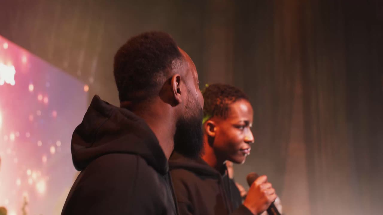 Uomini che cantano sul palco