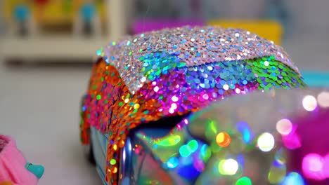 coche de juguete con arco iris brillante