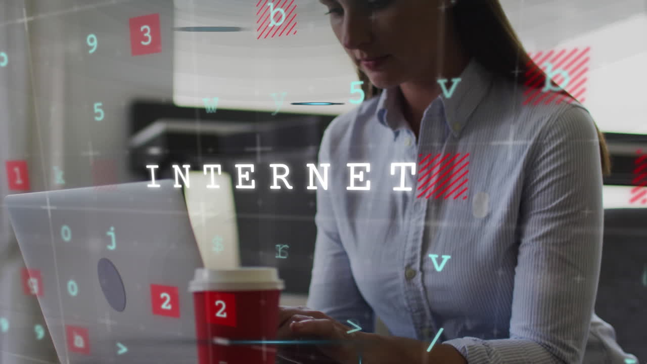 animación del procesamiento de datos sobre una mujer caucásica usando una computadora portátil