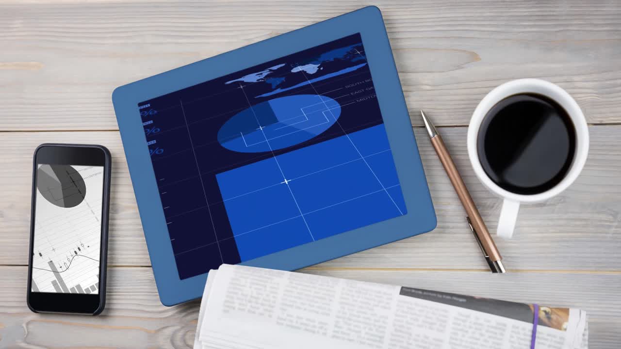 procesamiento de datos estadísticos en pantallas de mesas digitales y teléfonos inteligentes en superficie de madera