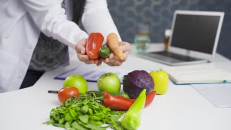 un médico dietista con verduras. mensaje de vida saludable.