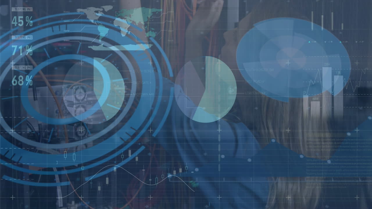 animación del procesamiento de datos financieros sobre una mujer caucásica en la sala de servidores