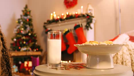 Weihnachtsplätzchen-Auf-Teller-Mit-Einem-Glas-Milch