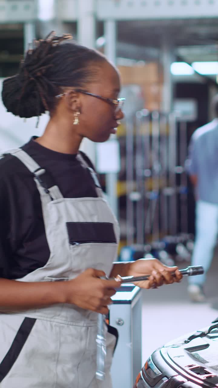 Vertical video Coworking mechanics fixing car