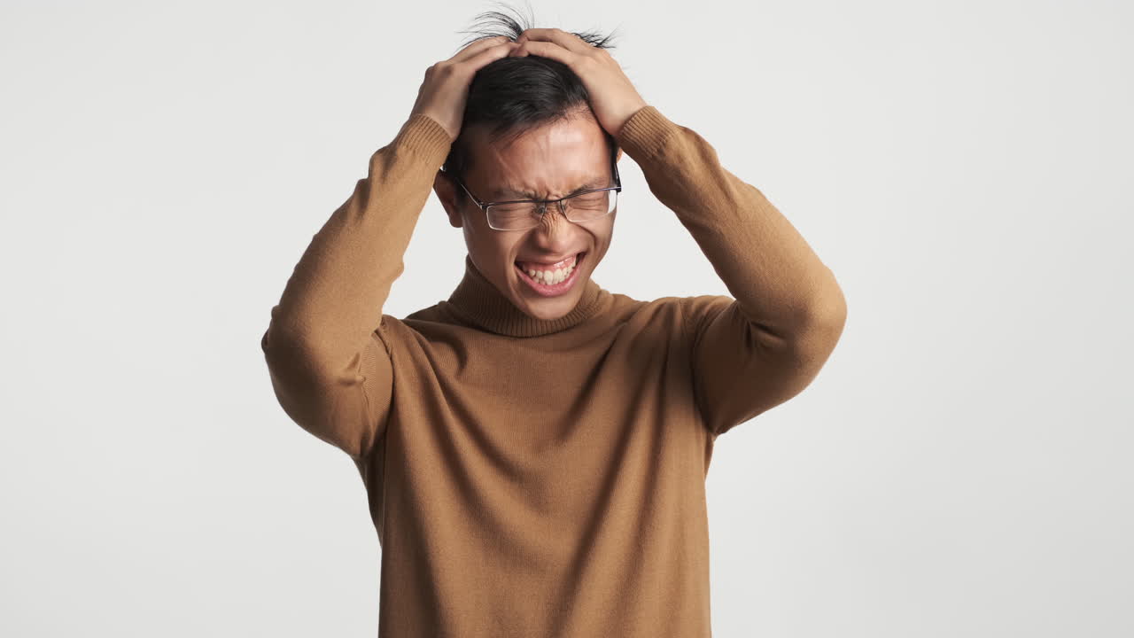 카메라 앞에서 좌절한 아시아인 남자