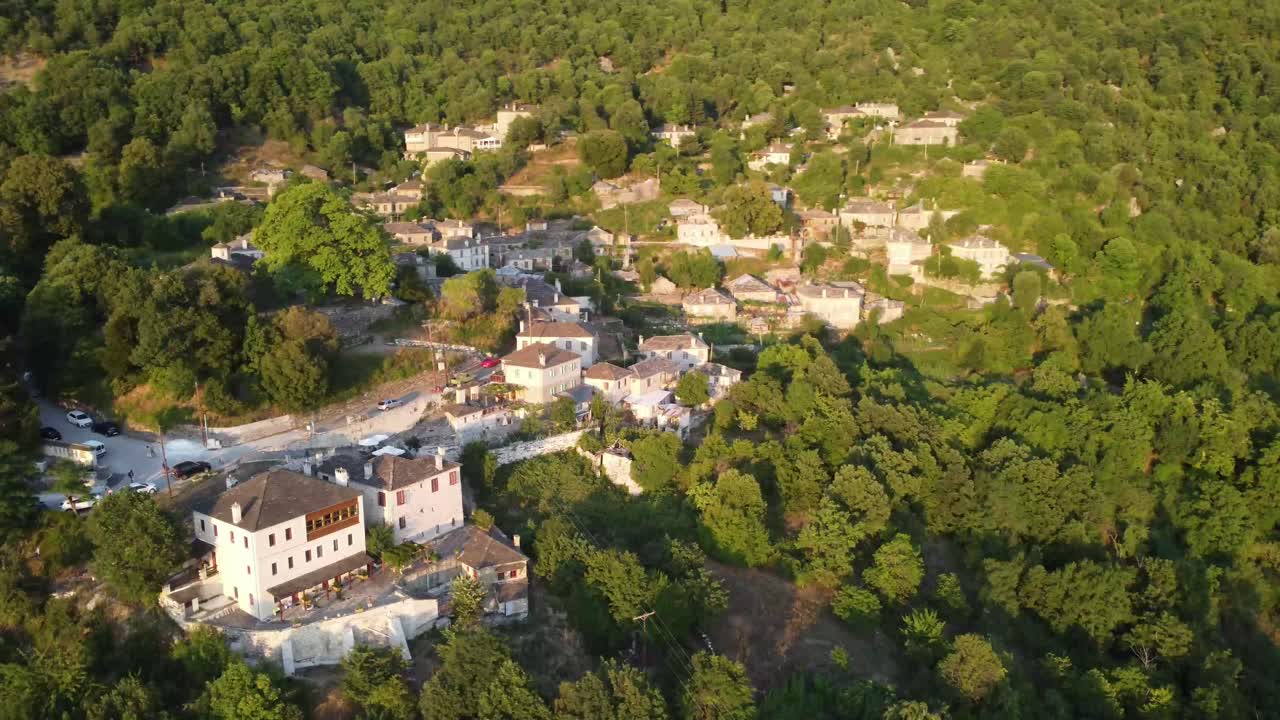 ギリシャの小さな山村の全景
