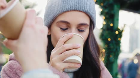 Handansicht-Von-Frauen,-Die-Auf-Dem-Marktplatz-Kaffee-Trinken