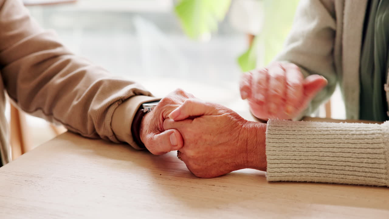 손을 잡고 있는 노인 부부