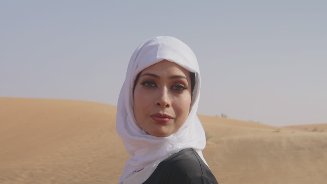 가방을 들고 공항에 서서 공항에서 카메라를 향해 웃고 있는 안경을 쓴 아름다운 여성 사업가의 초상화