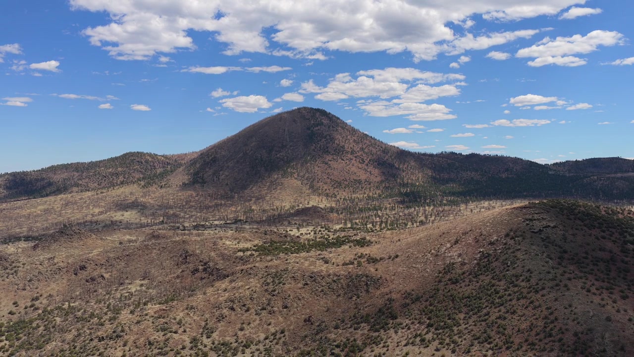 Questa ripresa con drone cattura la cima dell'O'Leary Peak in Arizona. La vista dall'alta quota evidenzia l'unica geologia vulcanica e la fitta foresta alpina della regione delle San Francisco Peaks