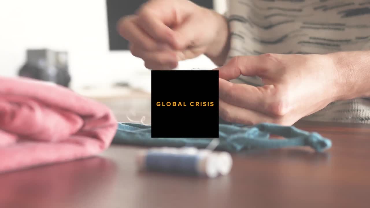 анимация слов, мигающих и меняющихся в квадратах над кавказской женщиной, шиющей коронавирус covid19