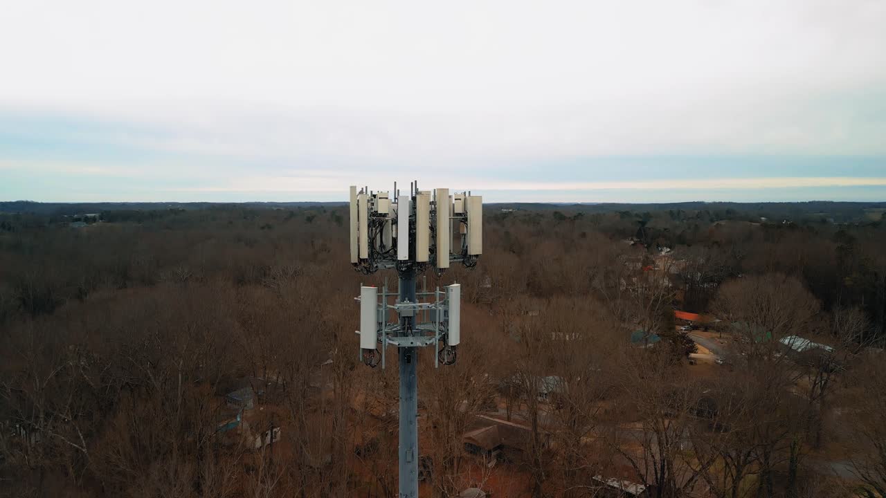disparo aéreo de inclinación de la torre de teléfono celular en la naturaleza