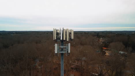 Toma-Aérea-Inclinada-De-La-Torre-De-Telefonía-Celular-En-La-Naturaleza