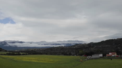 Vergrößern-Sie-Den-Zeitraffer-Der-Sturmlichtung-über-Den-Bergen-In-Oak-View-Kalifornien-Ca