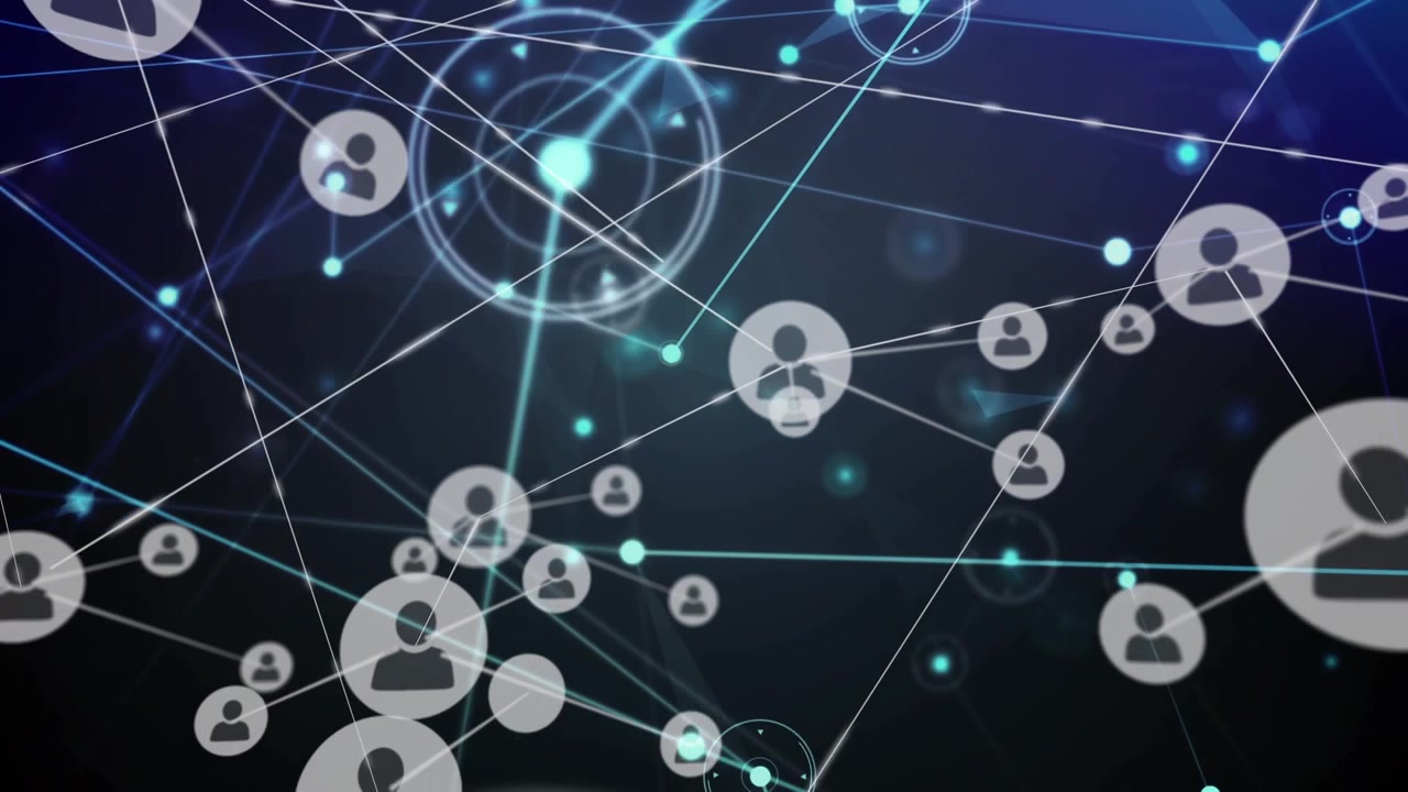 Animazione di una rete di connessioni con icone e scie luminose su sfondo nero.