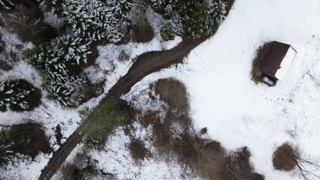 Luftaufnahme-Von-Oben-In-4K-Eines-Kleinen-Hauses-Neben-Der-Straße-In-Einer-Wunderschönen-Winterlichen-Berglandschaft