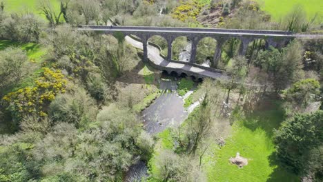 Viaducto-Sobre-Un-Puente-Waterford-Greenway-Irlanda-Ciclista-Se-Detiene-Para-Disfrutar-De-La-Vista-Del-Río-Y-El-Puente-De-Carretera-Debajo