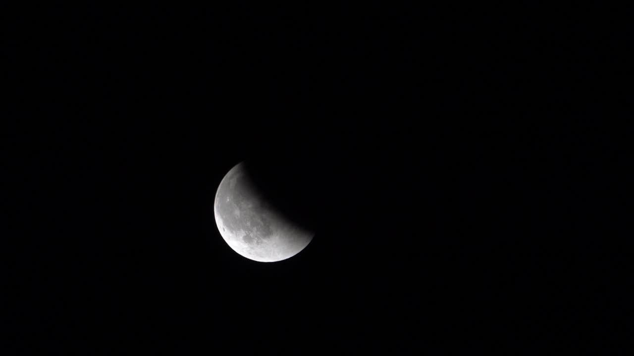 Eclipse Lunar Parcial no céu noturno escuro