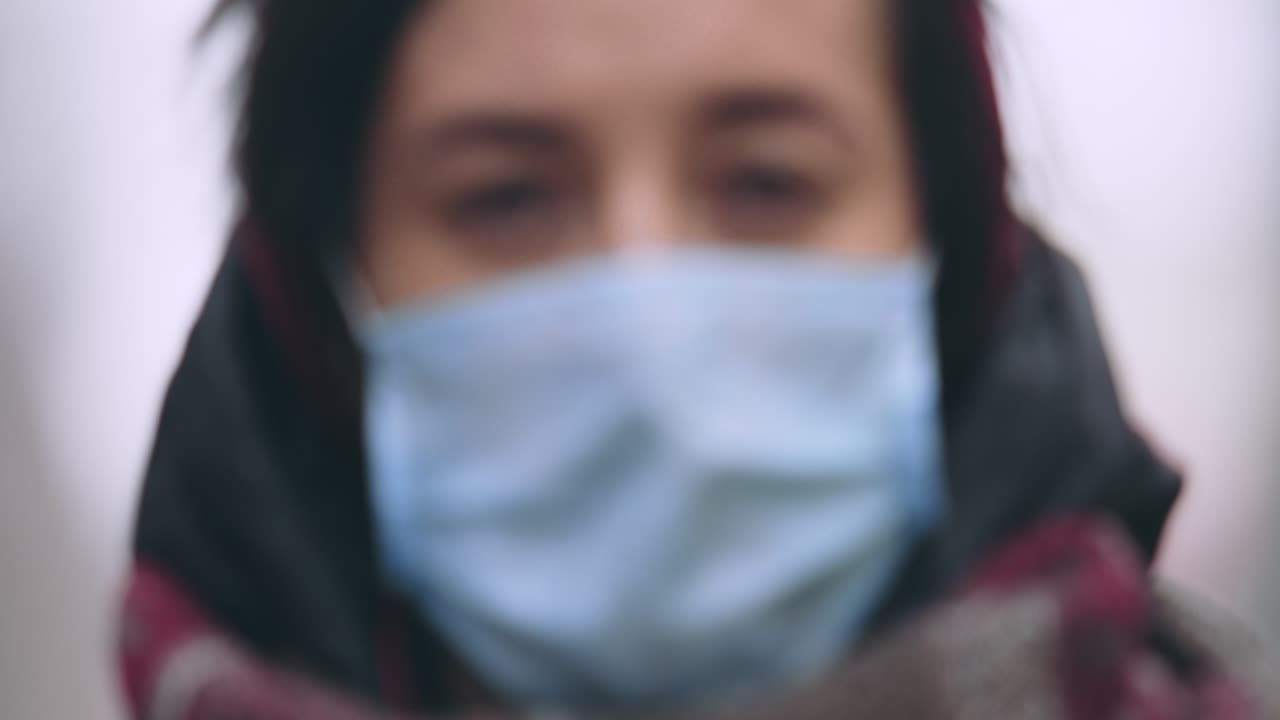 mujer con una máscara en invierno