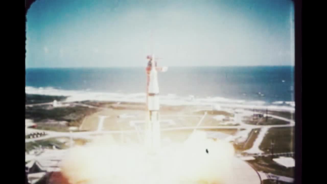 imágenes de la plataforma de lanzamiento en cámara lenta de los motores de los cohetes encendiéndose en la misión apolo 7