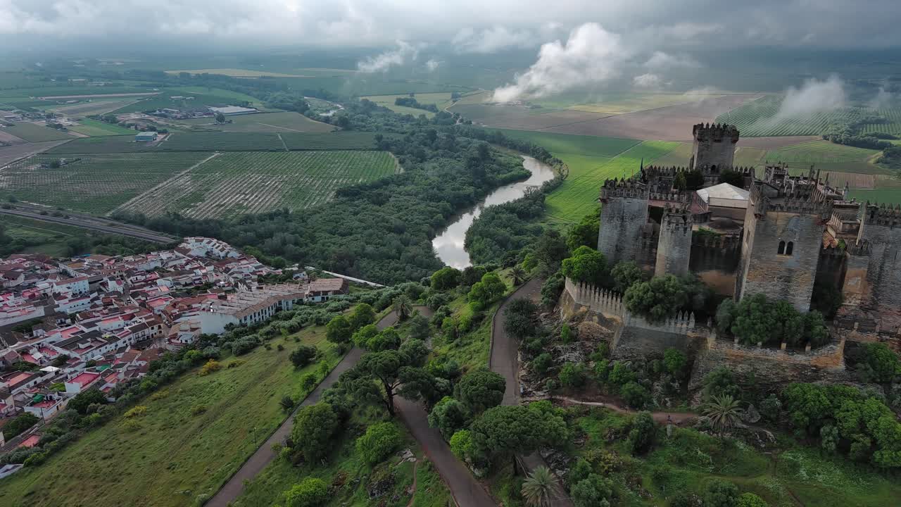 tomada de un avión no tripulado del castillo y la ciudad de almodóvar del río, provincia de córdoba