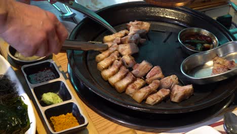 반찬과 함께 그릴에 삼겹살을 아름답고 식욕을 돋우는 퍼짐 - 클로즈업 샷