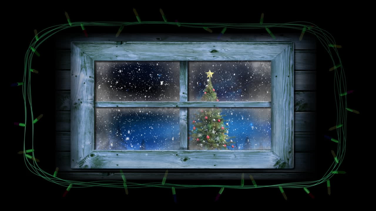 Ramme av fargede lyslenker som blinker rundt et vindu med utsikt til juletre og fallende snø