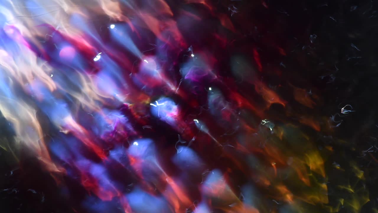 casi parece que hay algo de calma en medio de todo, algo que quiere salir. para obtener más información, busque "videoclip abstracto" entre comillas.