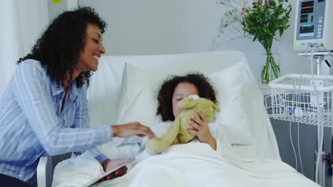 vista frontal de una madre afroamericana hablando con su hijo en la sala del hospital 4k