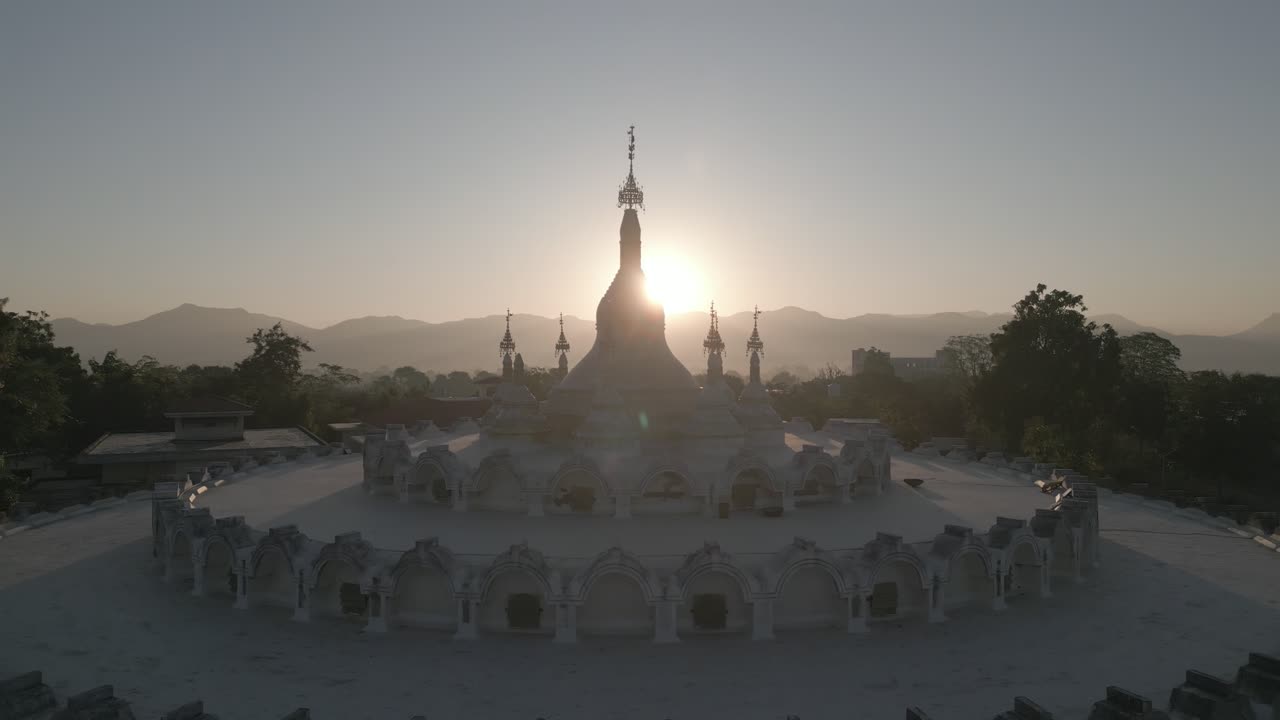 Una ripresa cinematografica in dolly-out della Pagoda, un edificio sacro nel Buddhismo, con un bagliore del sole simile a quello cinematografico sullo sfondo