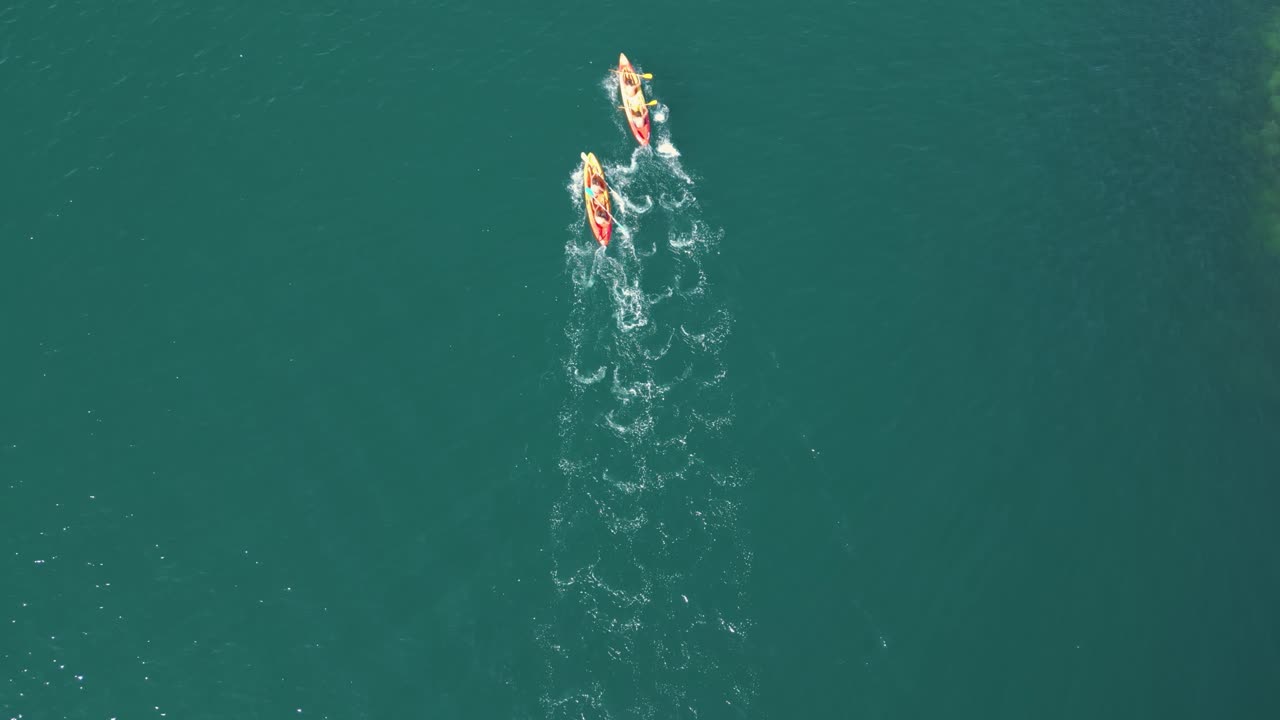 스페인 알단 의 바다 에서 서핑 보드 를 타고 있는 두 사람 의 공중 사진