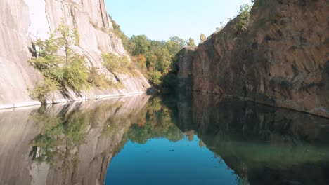 vuelo de drones sobre un lago de montaña, un lago escondido en praga, prokopské jezírko, colorgraded-1