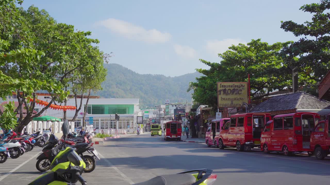 가장 중요한 방글라데시 도로와 관광 장소 바와 디스코 여행 여름 여행 푸켓 섬의 patong 마을.
