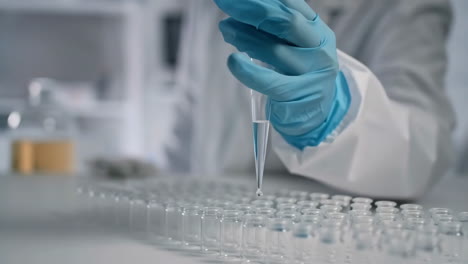científico que trabaja en un laboratorio